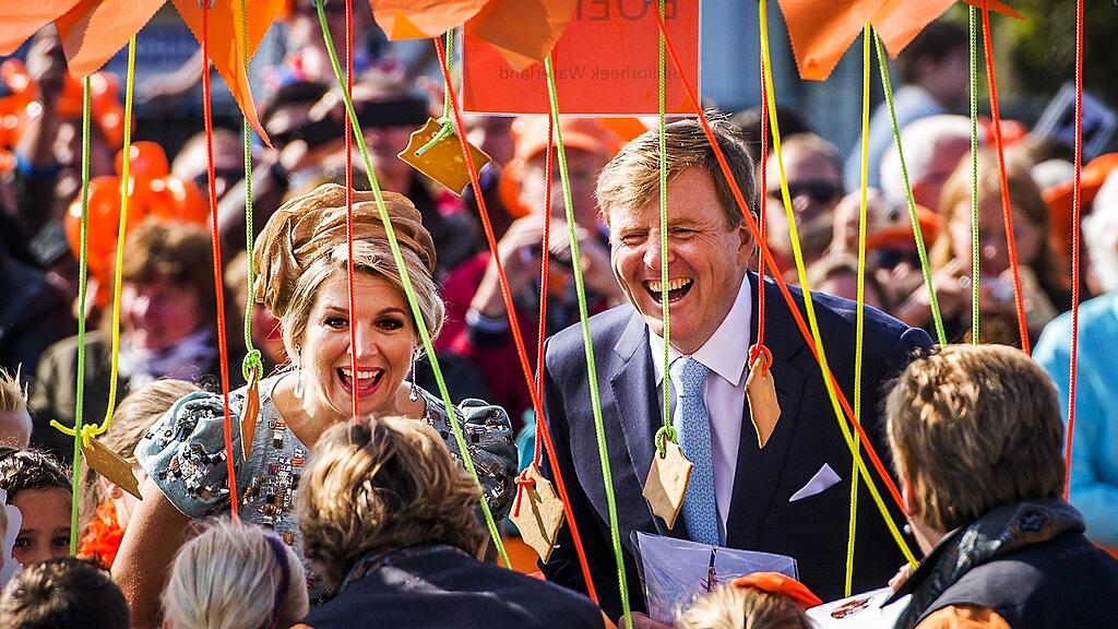 Zehntausende jubelten Willem-Alexander, Maxima und den drei Prinzessinnen zu.