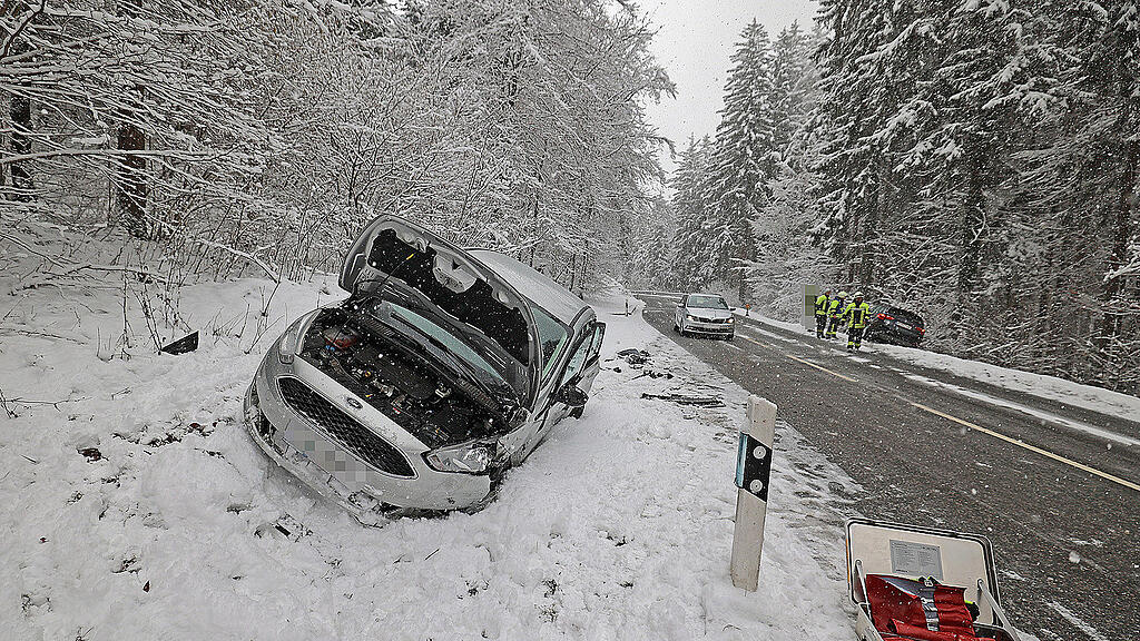 Unfall mit drei Autos auf B21 bei Schneizlreuth