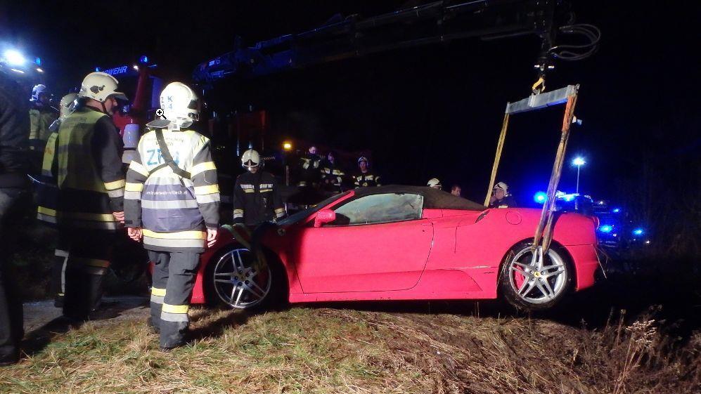 Ferrari in Kärnten im Teich versenkt