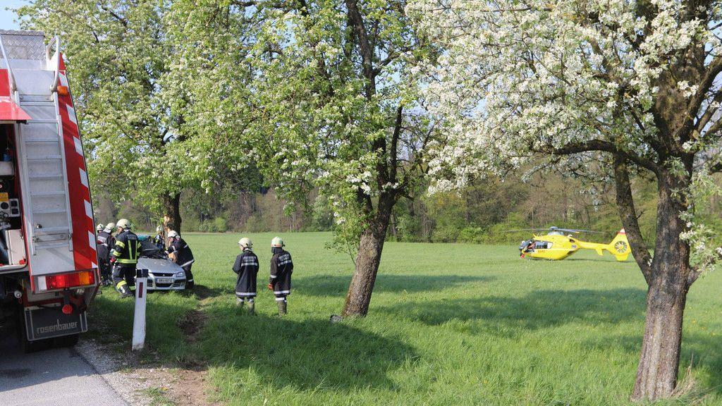 Roßbach: Auto gegen Baum
