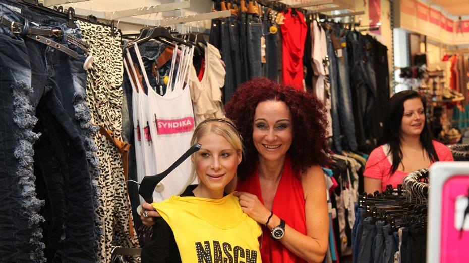 Christina "Mausi" Lugner und Anastasia "Katzi" Sokol im INterview und beim Shoppen