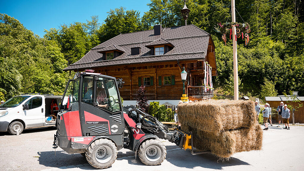 Maibaumaufstellen beim Gasthof Maria Plain