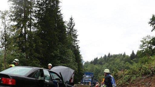 Pkw prallt in Betonleitwand
