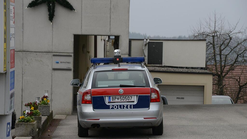 Ein Pensionist wurde in Lamprechtshausen von einem Lkw erfasst.