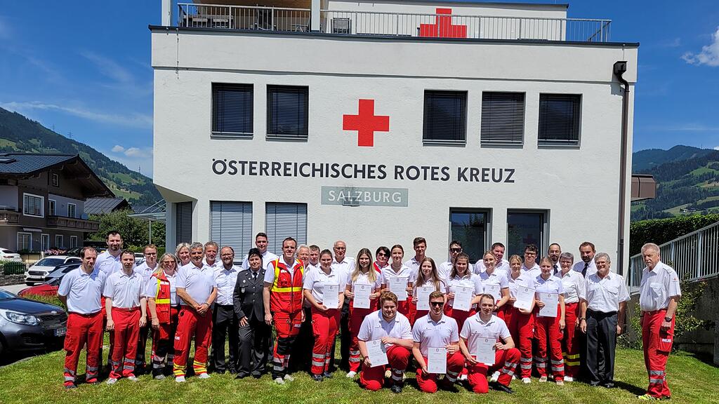 Angehende_Rettungssanitäter_innen_mit_Prüfungsteam(c) Rotes Kreuz Salzburg-web.jpg