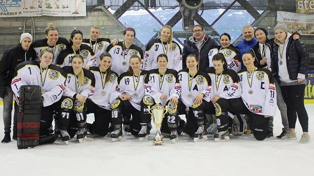 Die Eishockey-Damen bejubeln den zweiten Platz in der EWHL-Finalrunde.