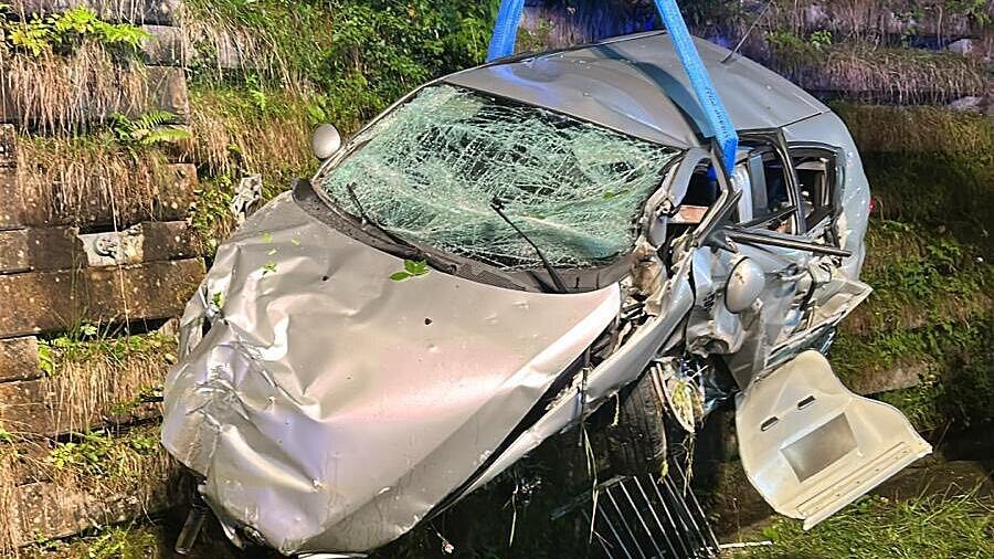 Auto nach Crash in Taxenbach zerstört: Lenker verletzt ins Krankenhaus gebracht