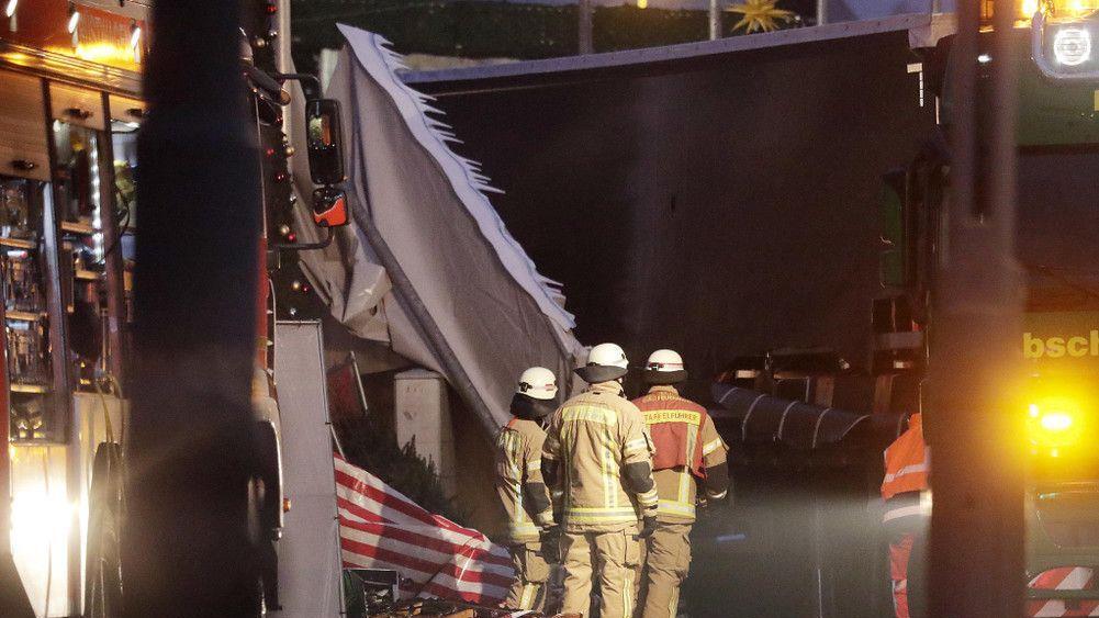 Lkw rast in Weihnachtsmarkt: Spurensicherung