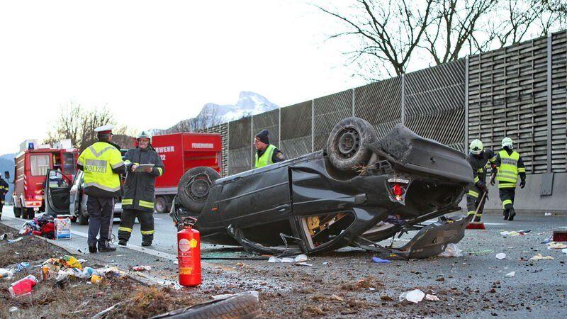 Das Auto überschlug sich mehrmals und blieb auf dem Dach liegen.