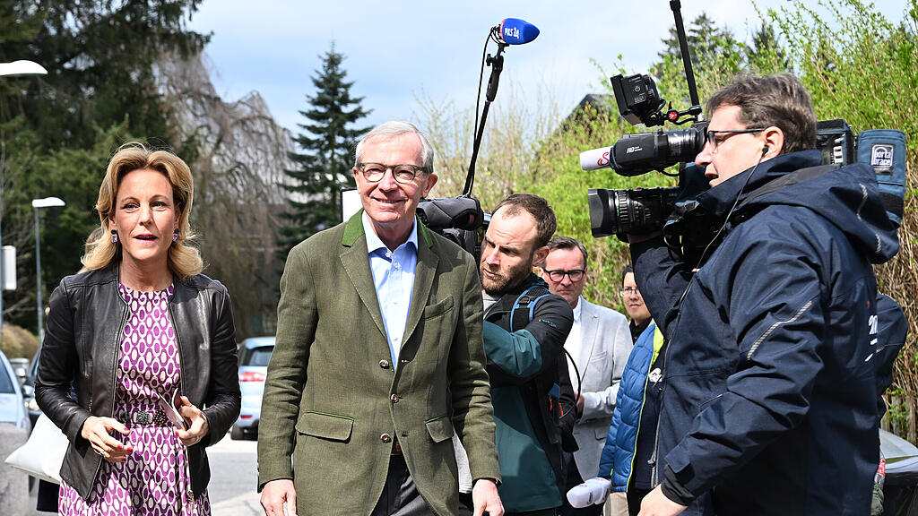 Salzburg-Wahl: Haslauer bei Stimmabgabe