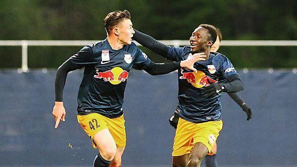 Quaschner (l). und Keita freuen sich in Grödig