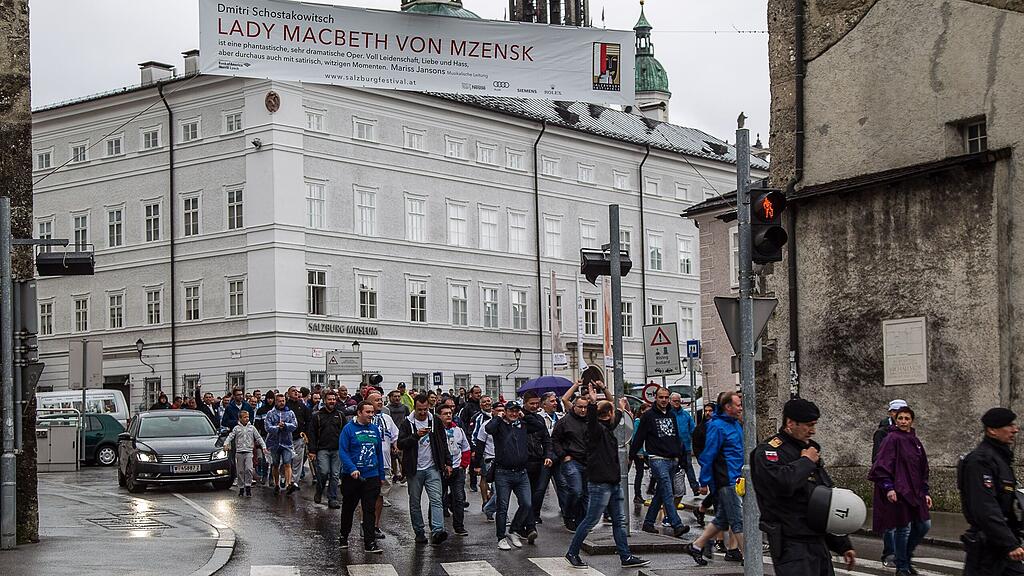 Die Fans marschierten durch die Salzburger Altstadt.