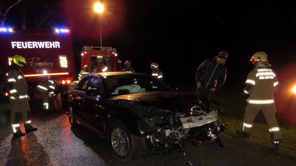 Auto knallt in Bramberg gegen Baum