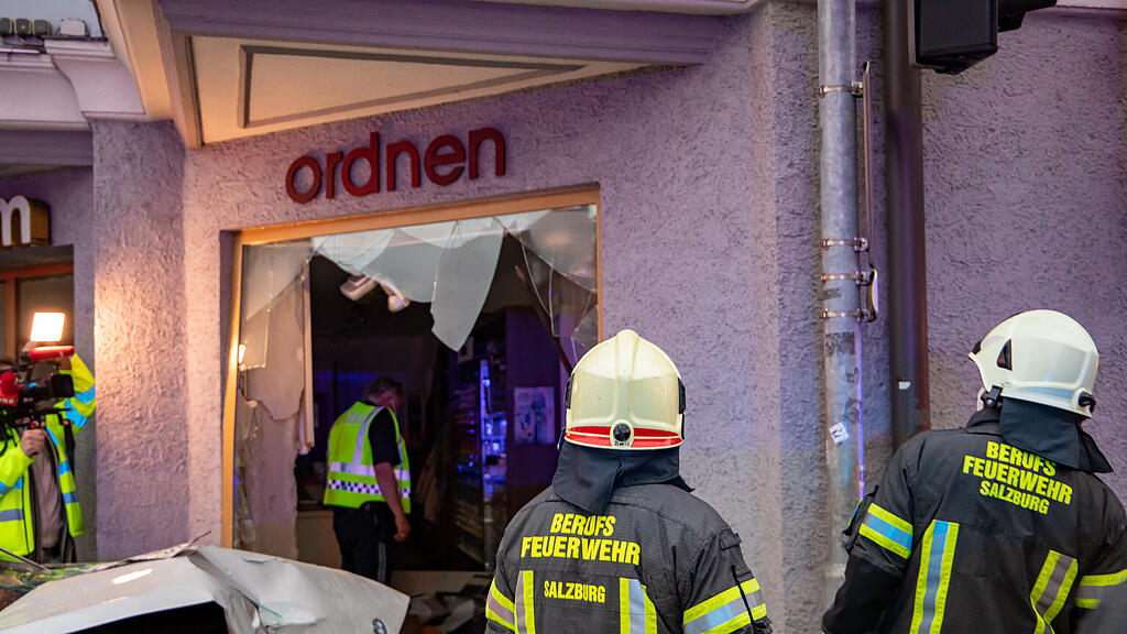 20210515_fmt_PKW_crasht_in_auslage_mw-18.jpg