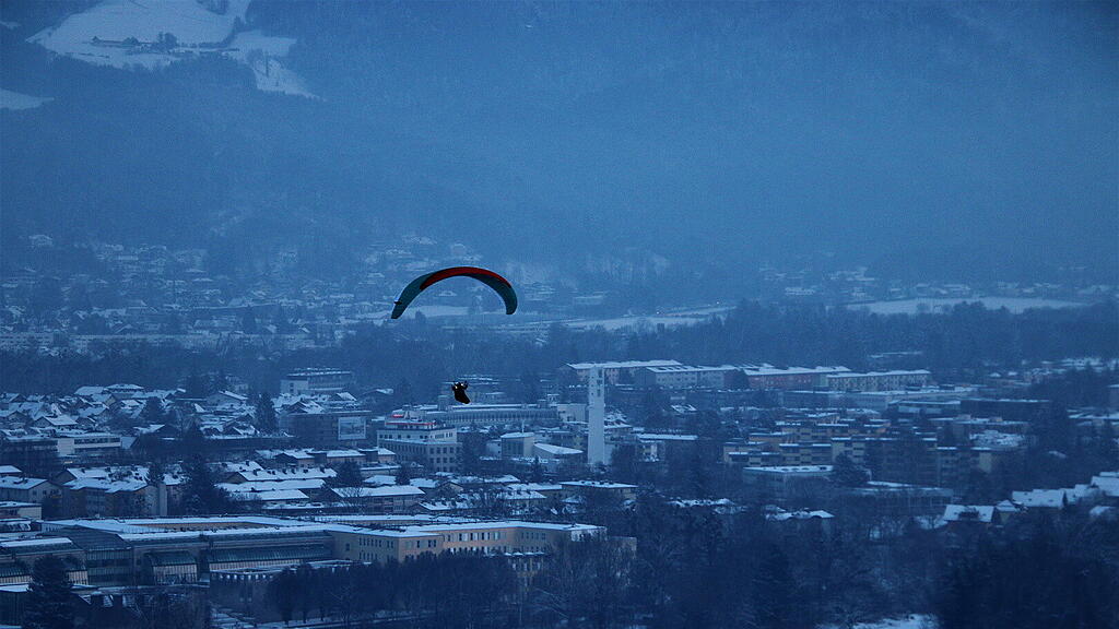 1. Adventlichterlflug der Paragleiter \u00fcber der Stadt Salzburg