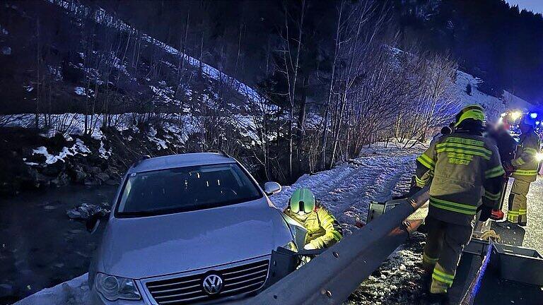 Auto stürzt fast in Großarler Ache