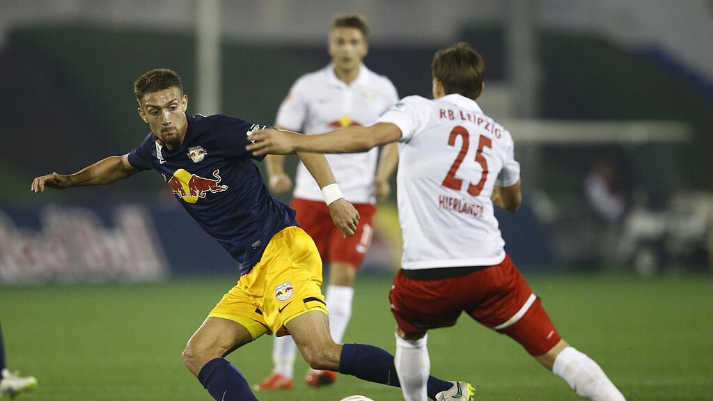 Remis im Bullenstall-Duell. Im Bild: Stefan Ilsanker (RBS) and Stefan Hierländer (RB Leipzig).