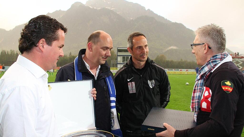 Im Bild von link: Christian Haas (Sportchef), Othmar Danninger (Vizebürgermeister Grödig) und Adi Hütter (Trainer).