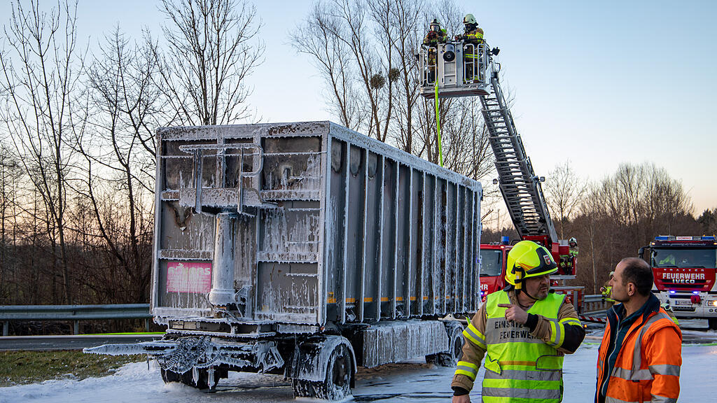 Lkw-Anh\u00e4nger in Nu\u00dfdorf in Vollbrand