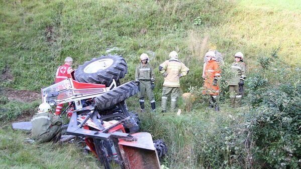 Ein 75-jähriger Pensionist wurde bei dem Traktorabsturz schwer verletzt.