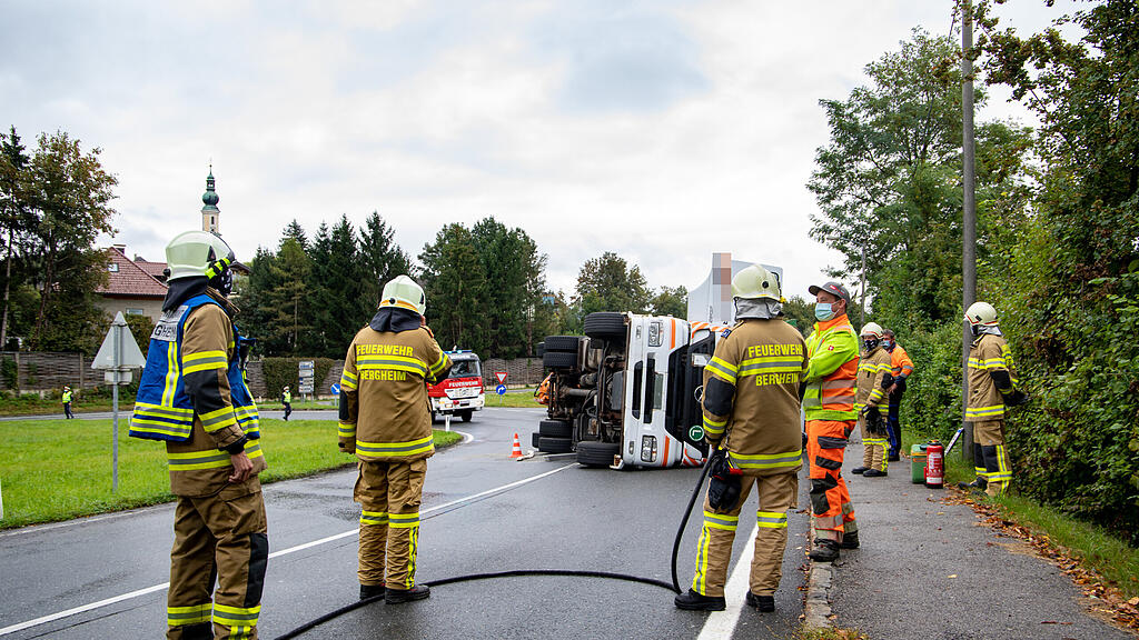 B156: Lkw in Bergheim umgekippt
