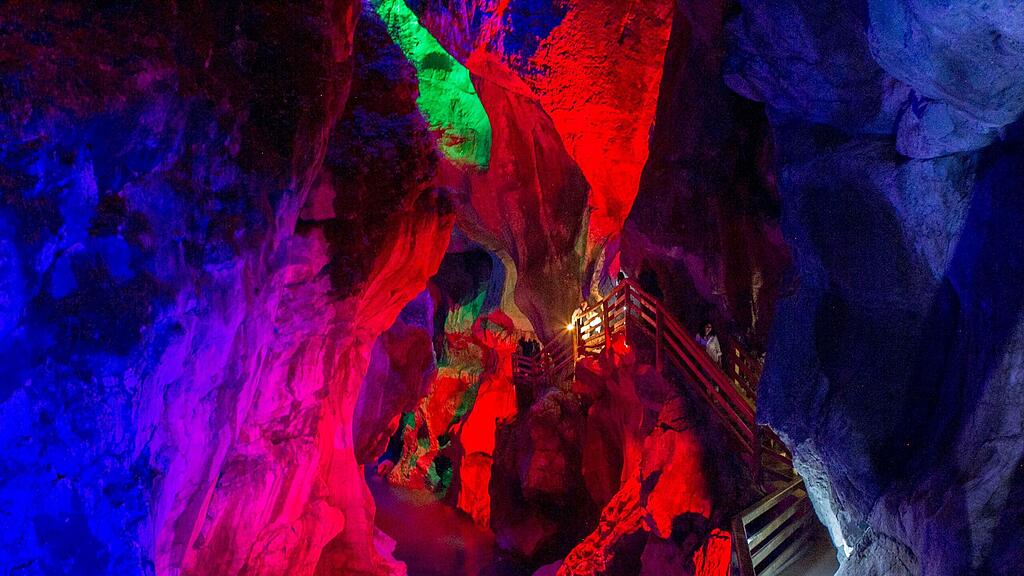 Unter dem Titel „Mystische Klamm“ präsentiert sich die ohnehin sehenswerte Klamm noch interessanter.