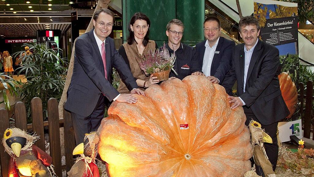 Im Bild von links: Gerhard Drexel, Spar Vorstandsvorsitzender, Andrea Drexel, GF Rettet das Kind Salzburg, Christoph Schieder, Kürbiszüchter, Ernst Hofbauer, Center-Manager Europark, Manfred Hohensinner, Frutura Österreich.