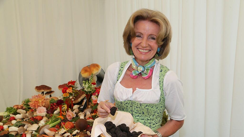 Sacher-Chefin Elisabeth Gürtler beim traditionellen Schwammerlessen.