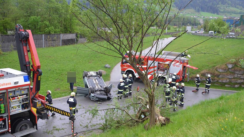 St. Johann: Pkw-Überschlag auf B311