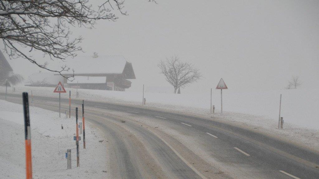 Schneefahrbahn auf den Straßen