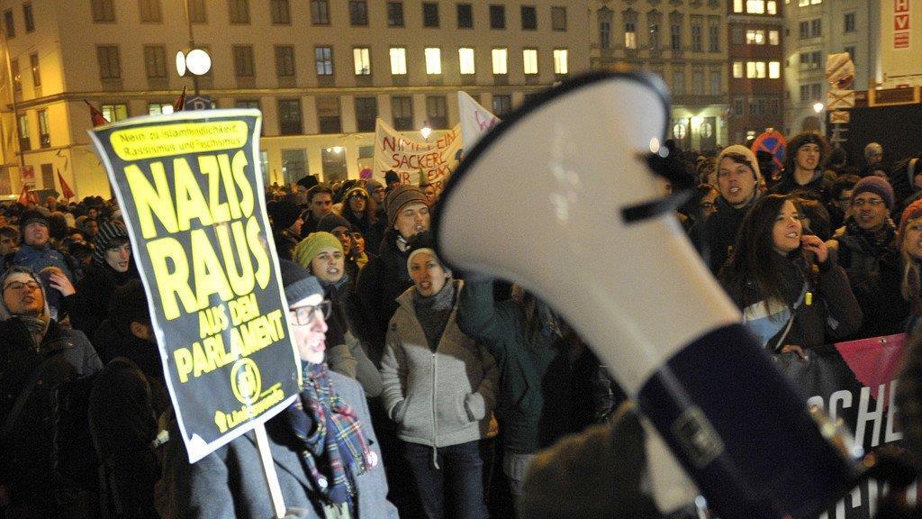 Ausschreitungen bei Demos gegen Akademikerball 2014