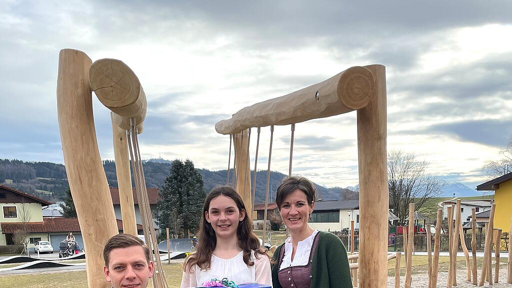 Marktgemeinde Eugendorf_Jugendumfrage 2024 Gewinnerin Emma mit BGM Bimminger und Vize-BGM Bayrhamer © Marktgemeinde Eugendorf-Wintersteller.jpg