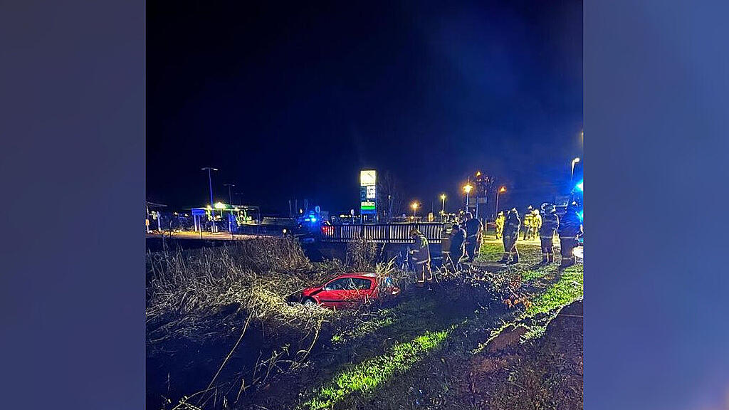 Auto landet in Obertrum in Graben