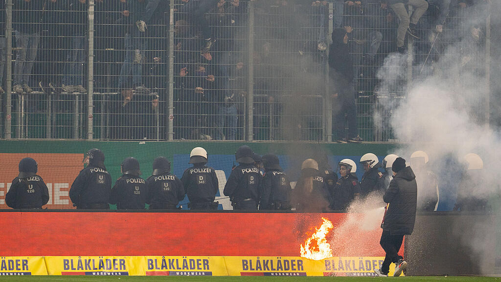 Polizei in Wien im Stadion.jpg