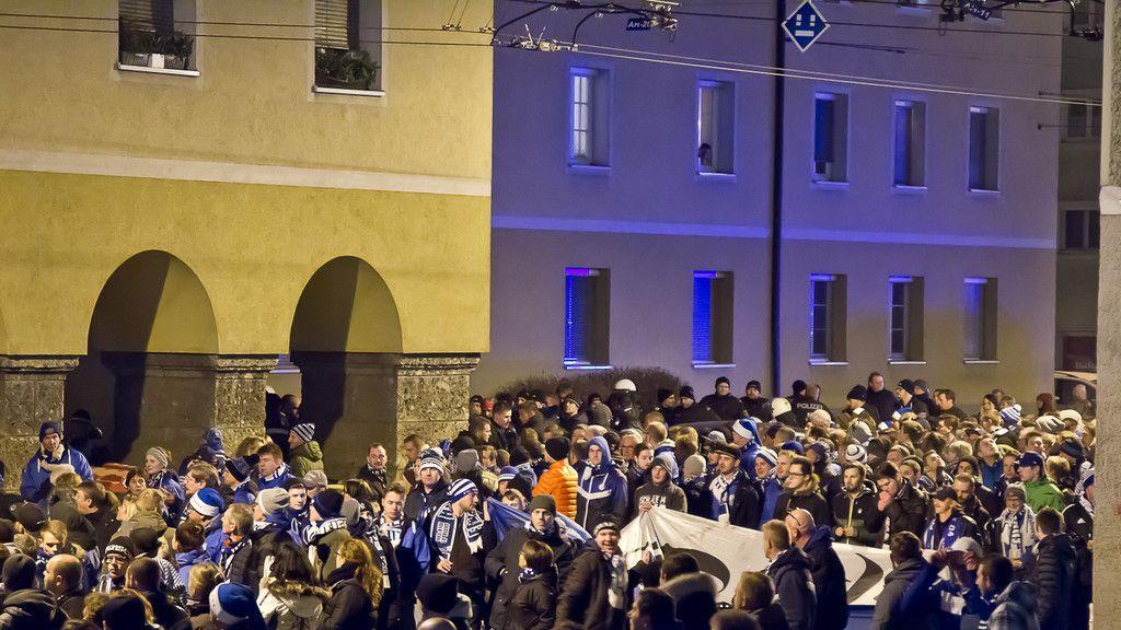 Schalke-Fanmarsch in Salzburg: Anhänger geraten in Rage