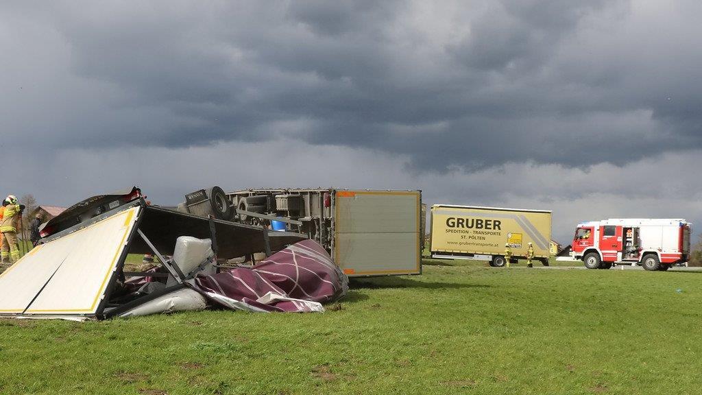 Niklas: Lkw kippt auf B156 um