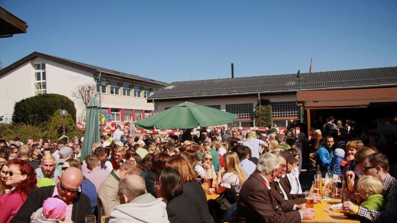 Maibaumaufstellen in Hof
