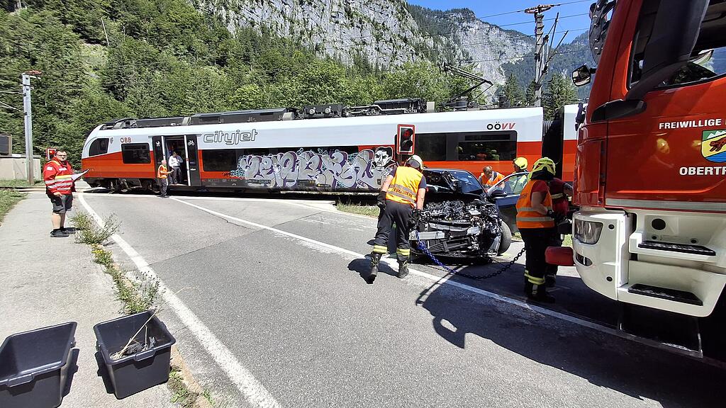Auto im Salzkammergut von Zug erfasst