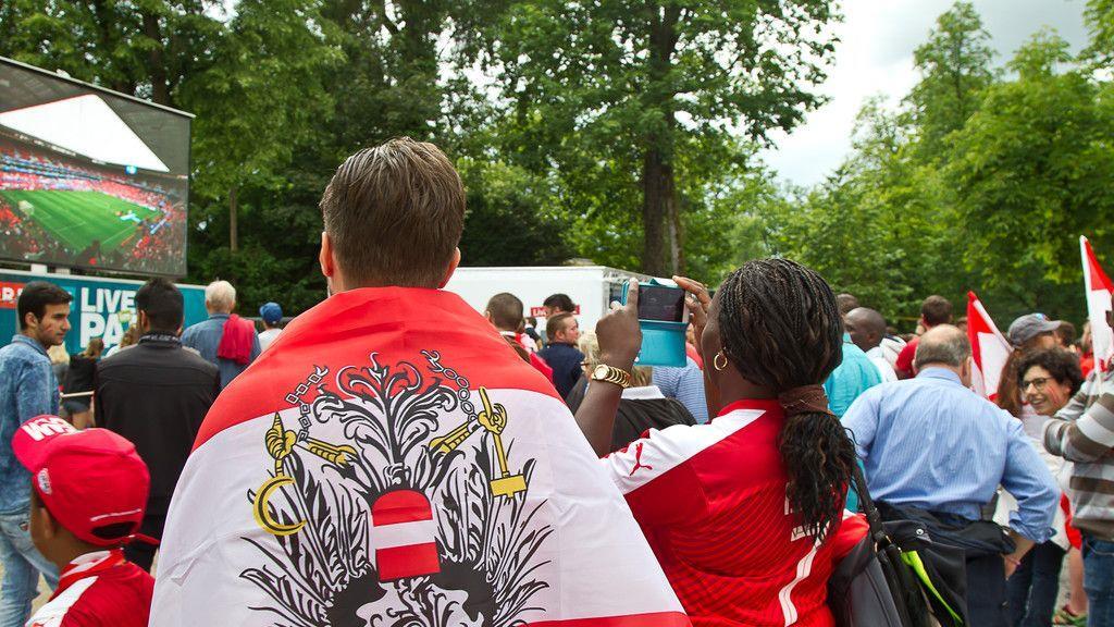 Volle Fan-Zone im Volksgarten