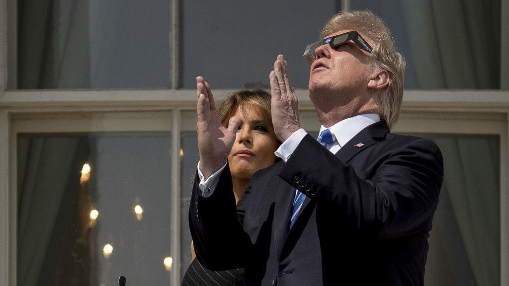 Menschen von Sonnenfinsternis fasziniert