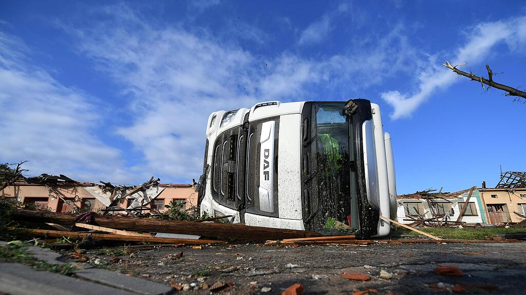 Sch\u00e4den nach Tornado in Tschechien