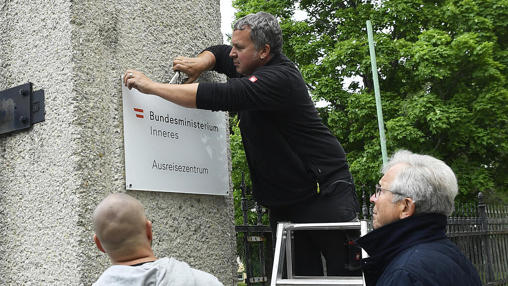Ausreisezentrum-Tafeln abmontiert