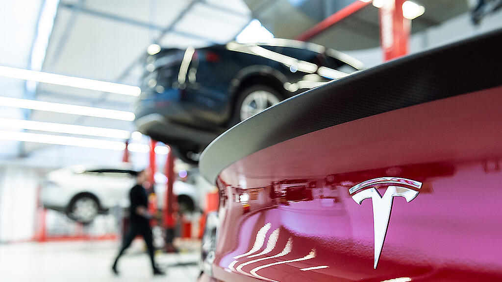 Elektroautohersteller Tesla schreibt dank starker Verkaufszahlen Gewinne