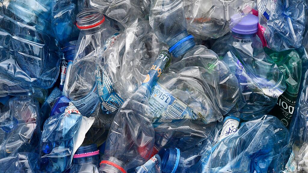 Verwertbares Plastik landet oft noch im Restmüll. (Symbolbild)