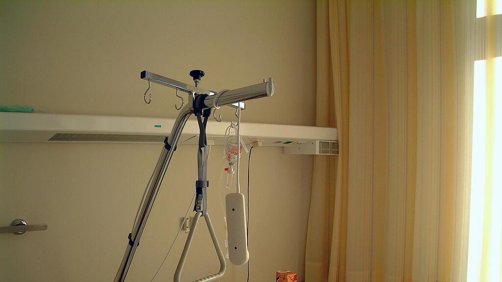 Der Pfleger soll den Patienten medikamentös ruhig gestellt haben. (Symbolbild)