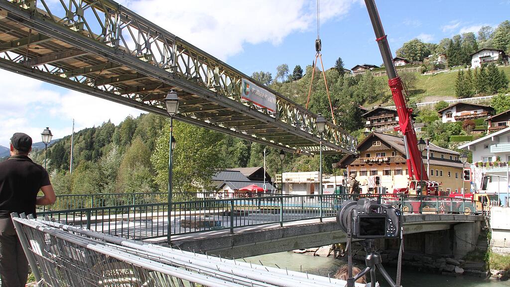 Die Fußgängerbrücke wurde auf der alten Brücke errichtet und danach mit zwei Kränen eingehoben.