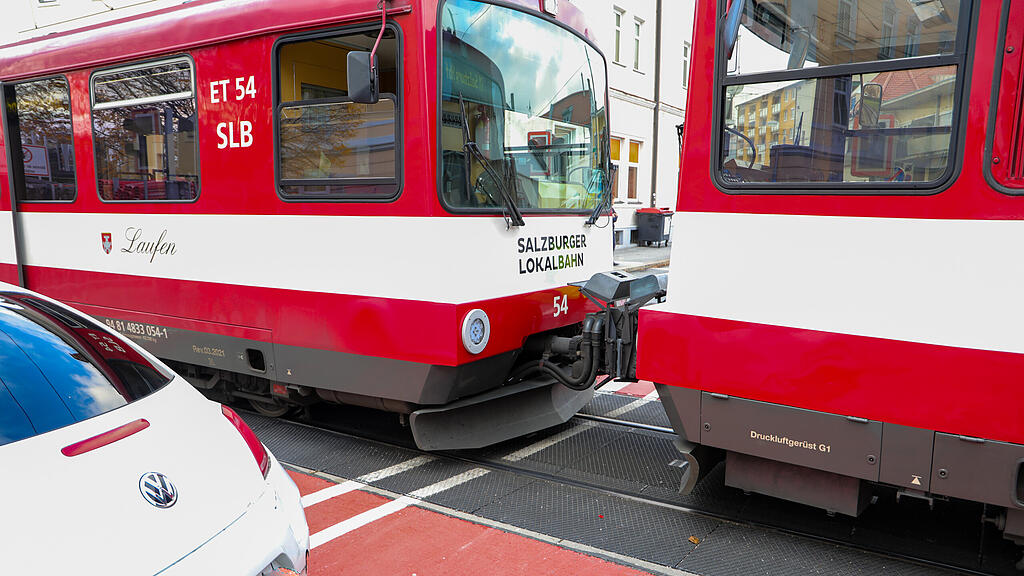 Lokalbahn und Pkw kollidieren in der Stadt Salzburg