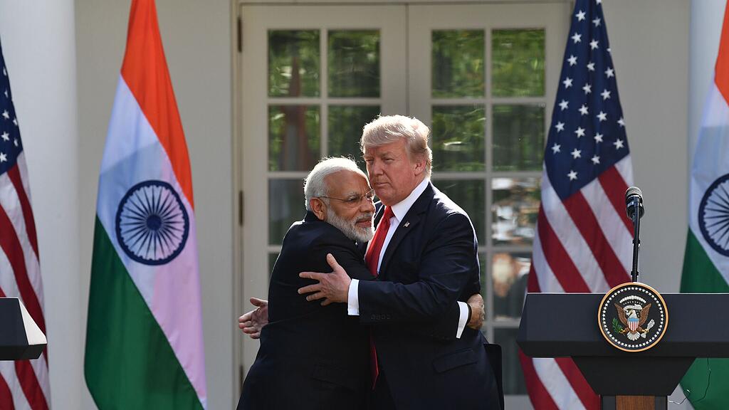 Die Umarmung zwischen Trump (rechts) und Modi sorgte für Lacher.
