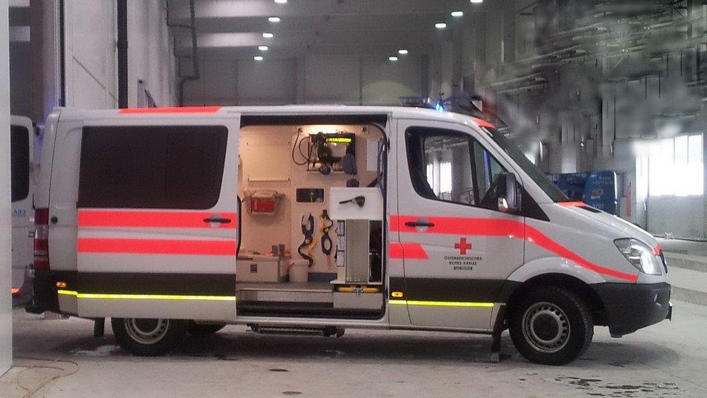 Arbeiter stürzt von Hebebühne