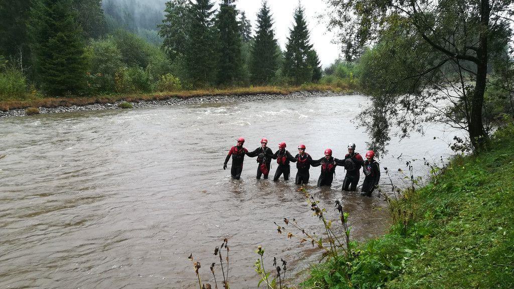 Wasserretter durchkämmen Mur